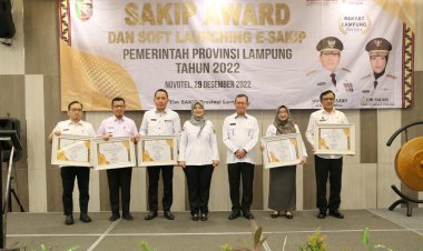 Wagub Lampung Serahkan  Penghargaan SAKIP Award 2022