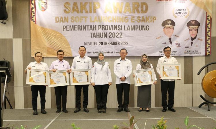 Wagub Lampung Serahkan  Penghargaan SAKIP Award 2022
