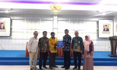 Kepala LL Dikti Serahkan  Izin Prodi Baru Saburai