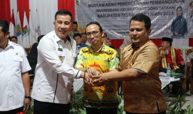 Bupati Pesawaran dan Rektor  Saburai Resmikan Gapura Batas   