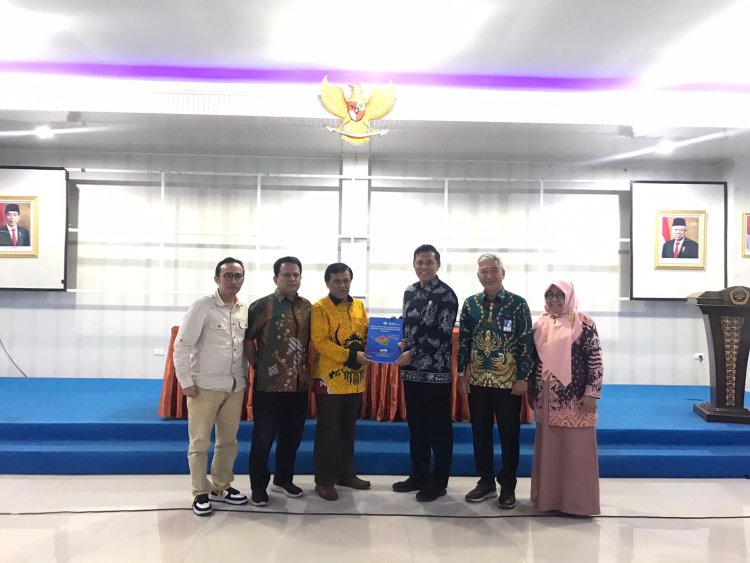 Kepala LL Dikti Serahkan  Izin Prodi Baru Saburai