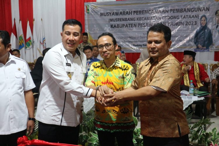 Bupati Pesawaran dan Rektor  Saburai Resmikan Gapura Batas   