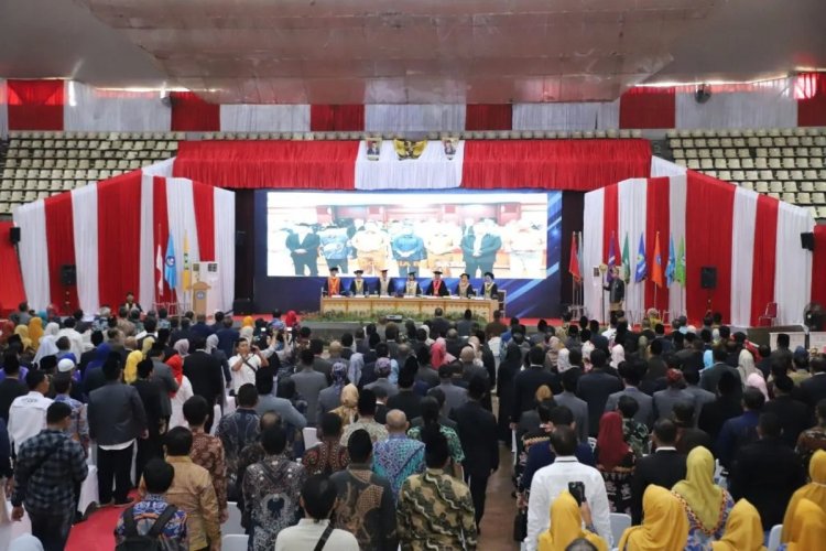 Unila Berikan Gelar Doktor HC Kepada Herman HN