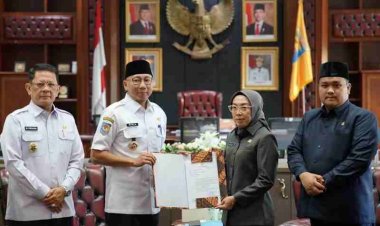 Gubernur Mirza Serahkan Surat Plt Bupati Way Kanan Kepada Ayu Asalasiyah