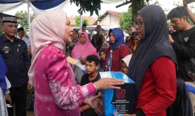 Safari Ramadhan, Ketua TP PKK Lampung Serahkan Bantuan Sembako, Mesin Jahit dan Alat Bantu Disabilitas