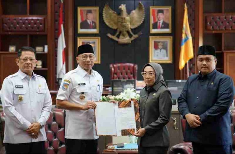 Gubernur Mirza Serahkan Surat Plt Bupati Way Kanan Kepada Ayu Asalasiyah