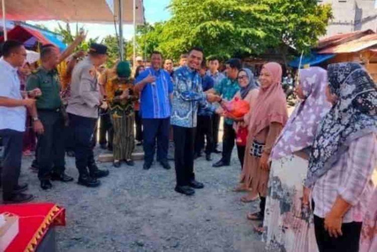 Wakil Bupati Tanggamus Agus Suranto Membuka Bazar Pasar Murah Bersubsidi