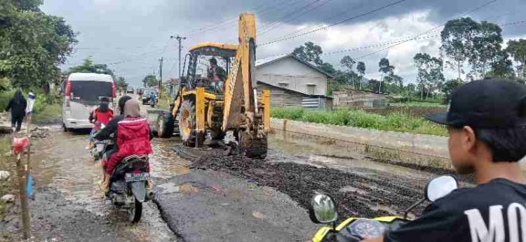 Gubernur Mirza Prioritaskan Perbaikan Jalan Liwa–Batas Sumsel untuk Kelancaran Masyarakat Berlebaran