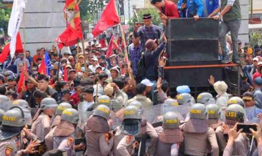 10 Polisi Terluka Saat Amankan Aksi Petani Singkong di Kantor Gubernur Lampung