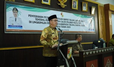 Novriwan Jaya Serahkan SK PNS dan CPNS Tubaba