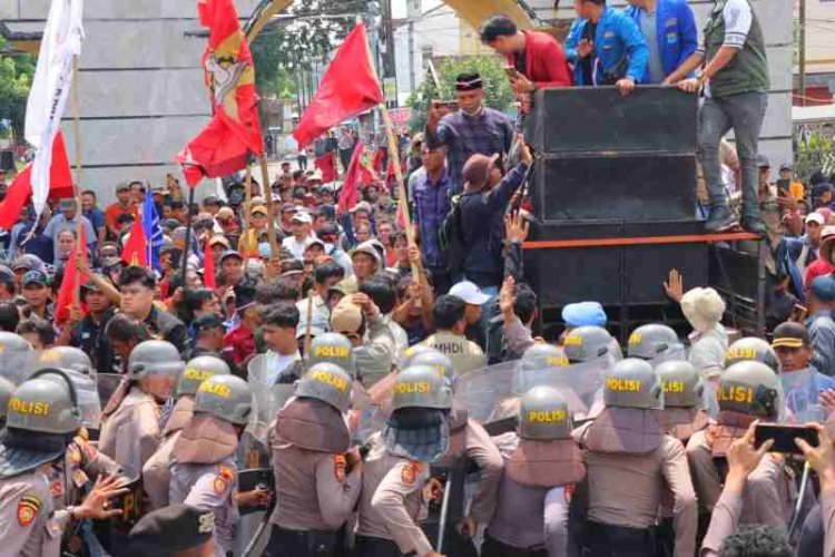 10 Polisi Terluka Saat Amankan Aksi Petani Singkong di Kantor Gubernur Lampung