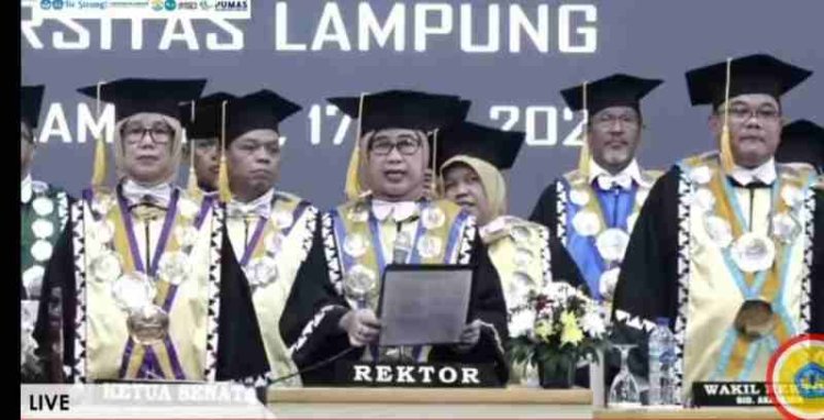 Unila Wisuda 889 Sarjana, Rektor Harapkan Para Wisudawan Ciptakan Lapangan Kerja