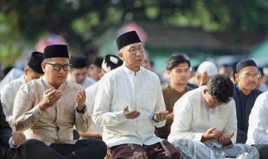 Gubernur Mirza Sholat Idul Adha Bersama Ribuan Masyarakat, Salurkan 65 Ekor Sapi dan 16 Sapi dari Presiden
