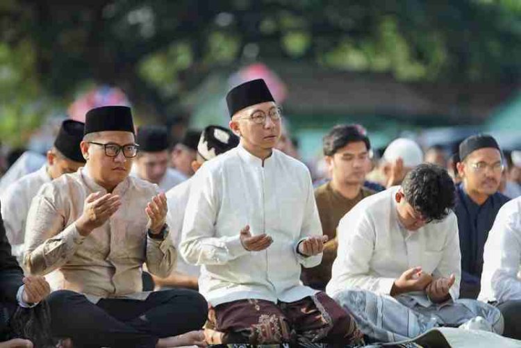 Gubernur Mirza Sholat Idul Adha Bersama Ribuan Masyarakat, Salurkan 65 Ekor Sapi dan 16 Sapi dari Presiden