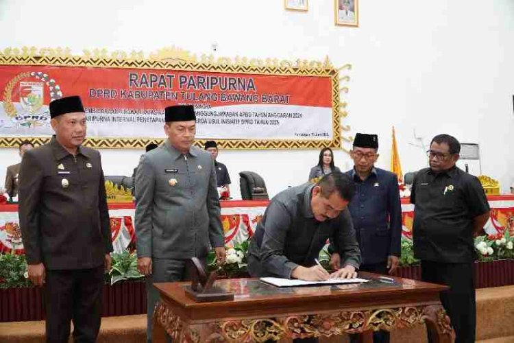 Bupati Tubaba Hadiri Rapat Paripurna DPRD, Pembicaraan Tingkat II Raperda Pertanggungjawaban APBD 2024