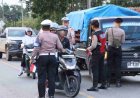 Polres Tulang Bawang Bagikan Ratusan Bendera Merah Putih Gratis Sambut HUT RI Ke-80