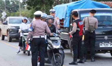 Polres Tulang Bawang Bagikan Ratusan Bendera Merah Putih Gratis Sambut HUT RI Ke-80