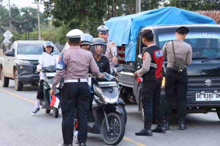 Polres Tulang Bawang Bagikan Ratusan Bendera Merah Putih Gratis Sambut HUT RI Ke-80