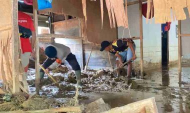 Brimob Polda Lampung Terjunkan Personel Bantu Evakuasi Warga Terdampak Banjir di Lambar