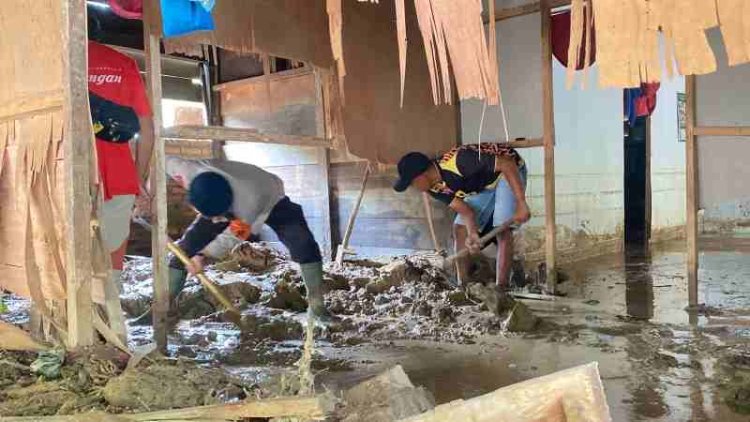 Brimob Polda Lampung Terjunkan Personel Bantu Evakuasi Warga Terdampak Banjir di Lambar